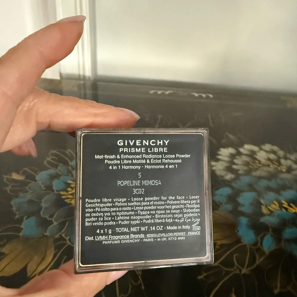 Givenchy Prisme Libre Loose Powder in Black Case